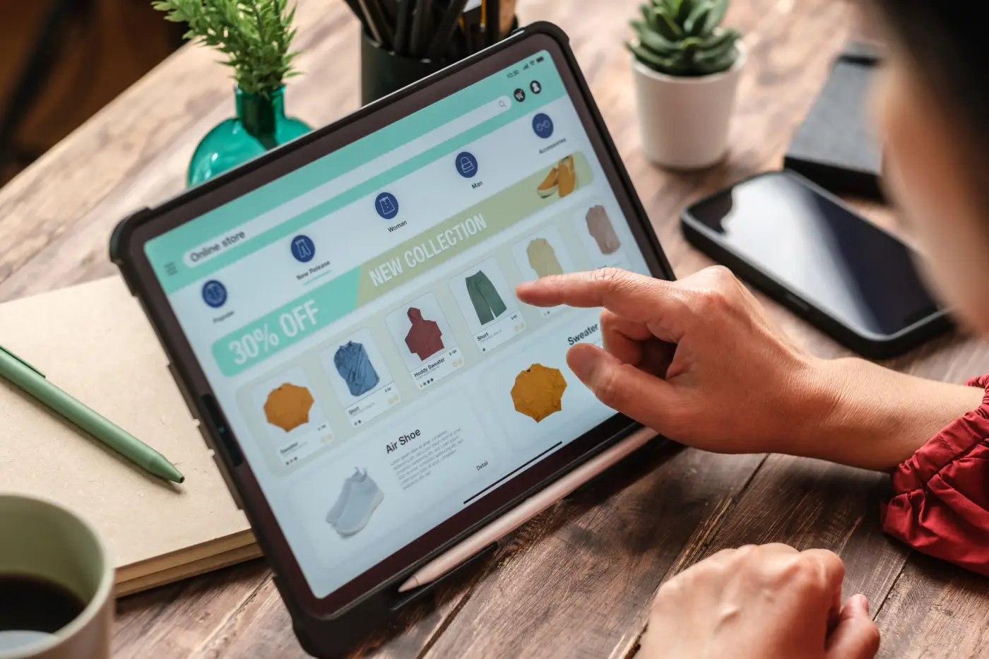 Dueña de tienda online en Cali gestionando pedidos desde su computador
